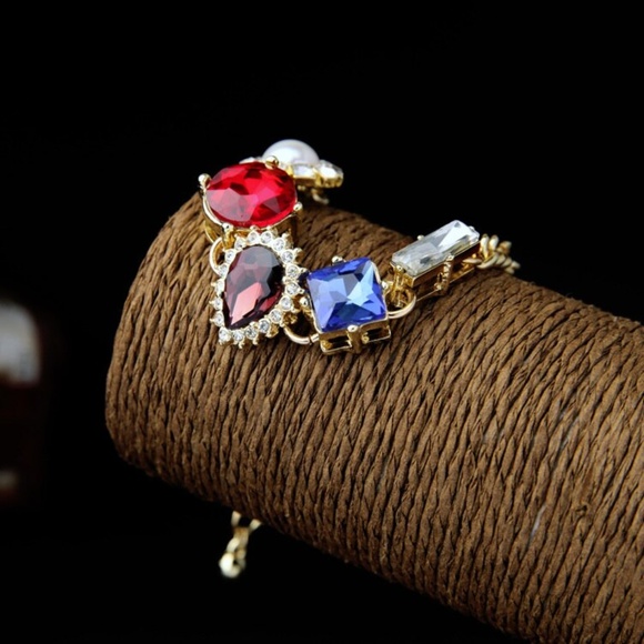 New Ivonne Destination Gold color Crystal Bracelet - Picture 3 of 5